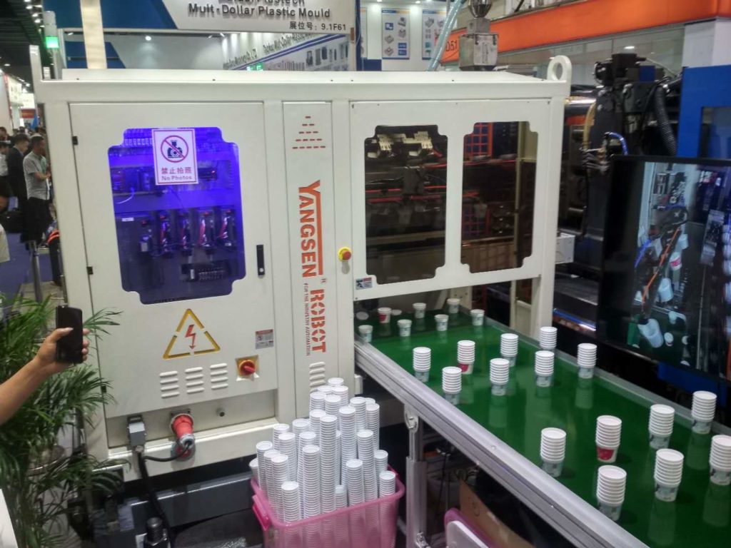 Hall 9.1: fully automated in-mold labelling aus China